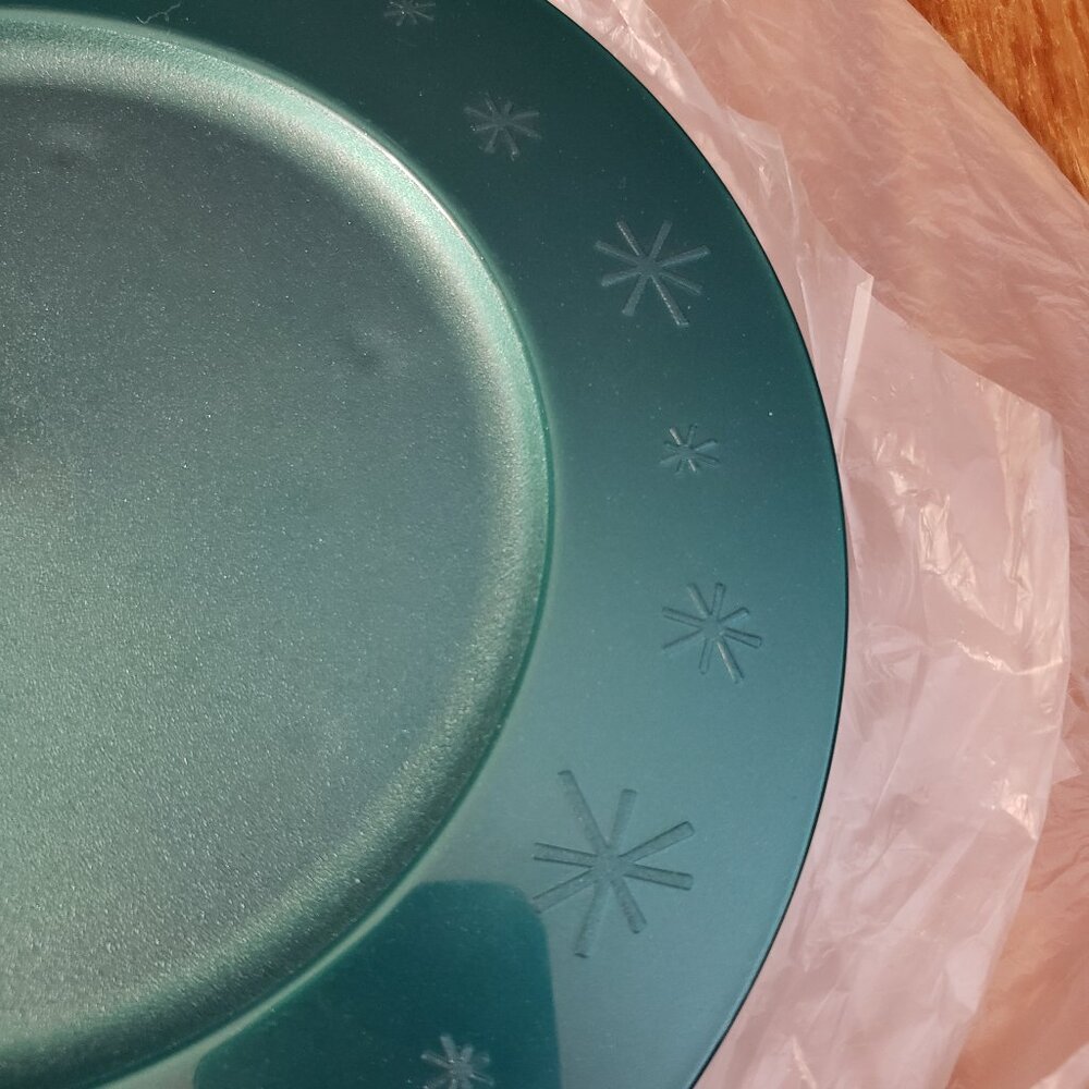 NWT Tupperware Let It Snow plates